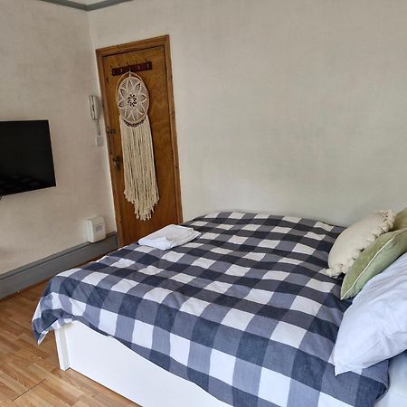 Bright Studio Apartment In A Perfect Location Londra Esterno foto