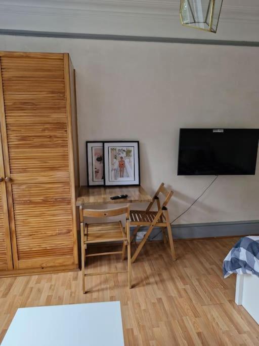 Bright Studio Apartment In A Perfect Location Londra Esterno foto