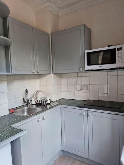 Bright Studio Apartment In A Perfect Location Londra Esterno foto