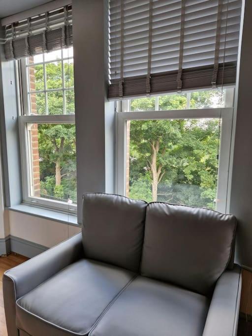 Bright Studio Apartment In A Perfect Location Londra Esterno foto